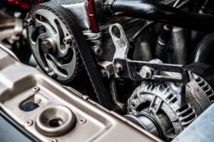 Gros plan sur un moteur automobile avec alternateur et courroies
