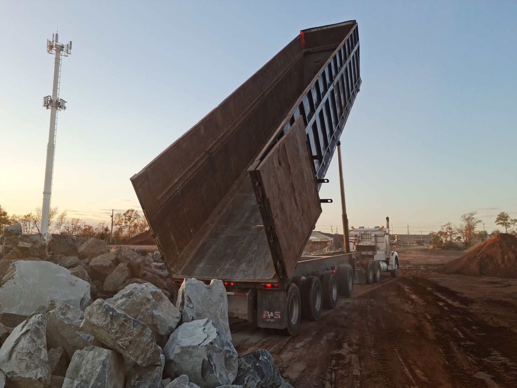Camion-benne déchargeant des matériaux sur un chantier