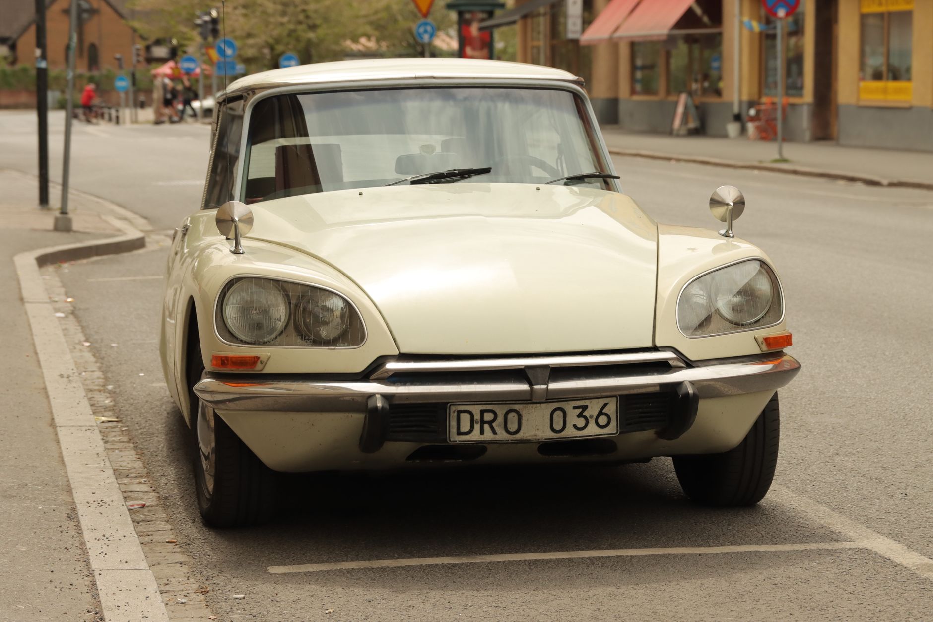 Citroën DS blanche d'occasion garée dans une rue urbaine