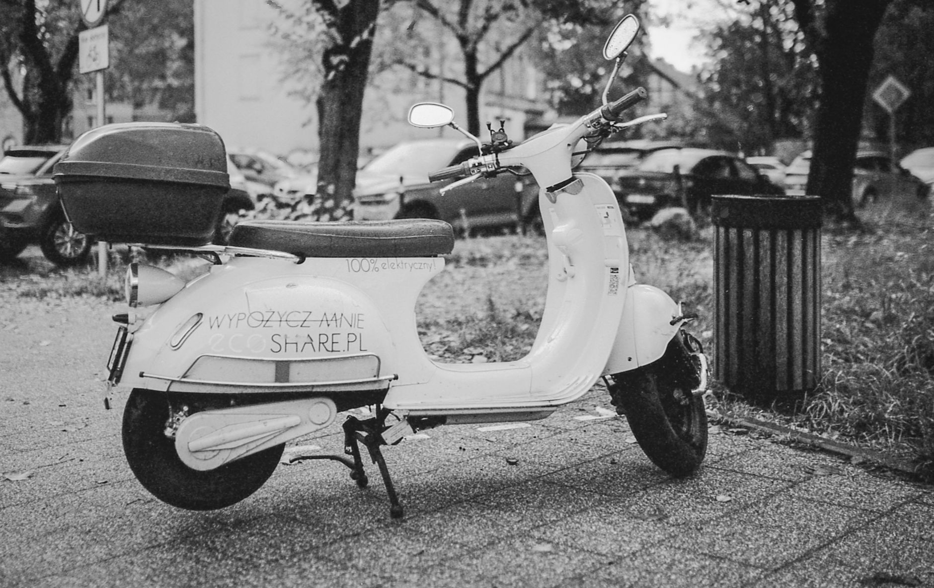 Scooter GT type Honda Forza 125 garé sur un trottoir urbain